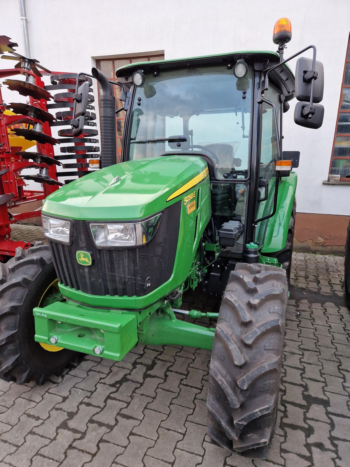 Traktor des Typs John Deere 5058E, Neumaschine in Bad Sobernheim (Bild 1)