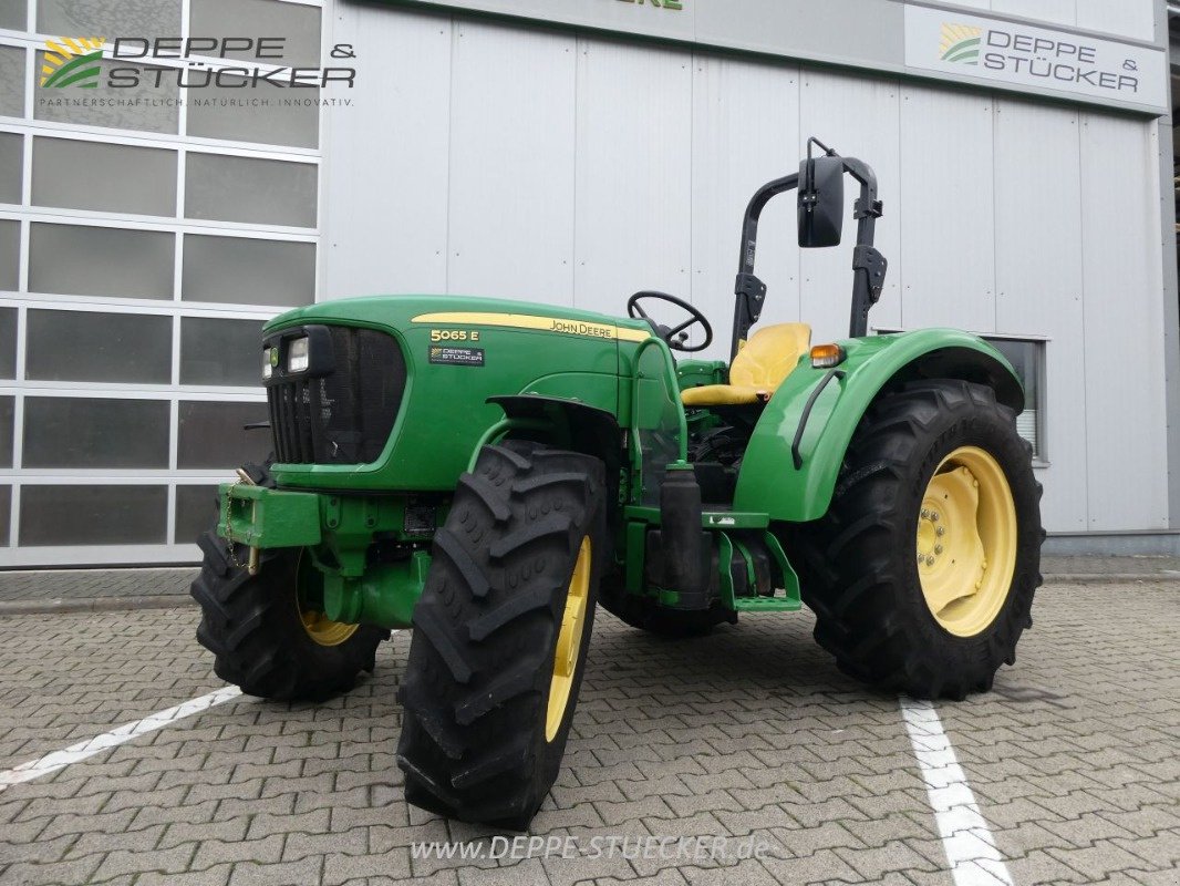 Traktor des Typs John Deere 5065 E, Gebrauchtmaschine in Lauterberg/Barbis (Bild 2)