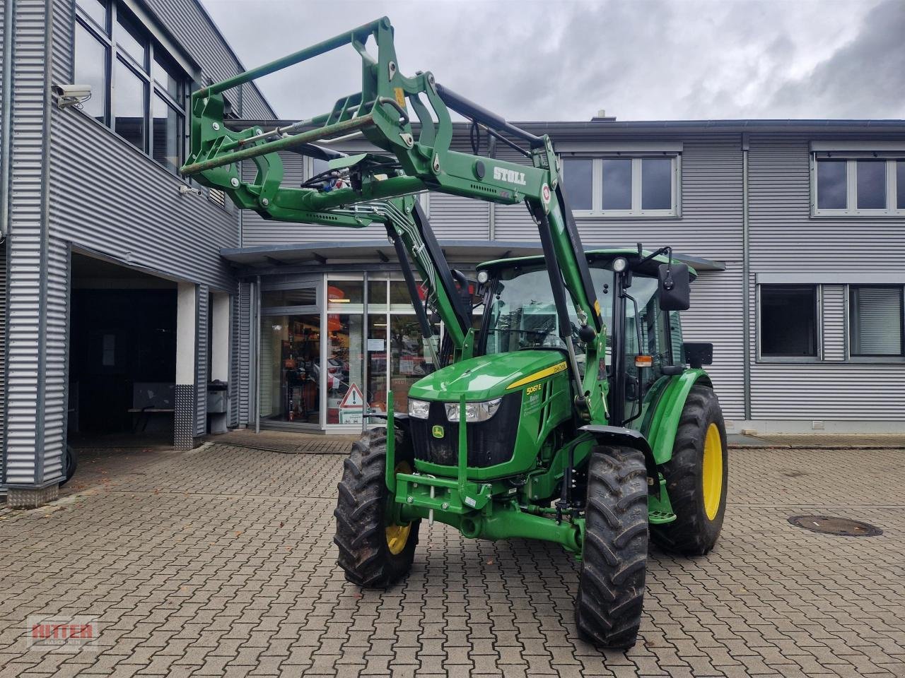 Traktor of the type John Deere 5067 E, Gebrauchtmaschine in Zell a. H. (Picture 1)