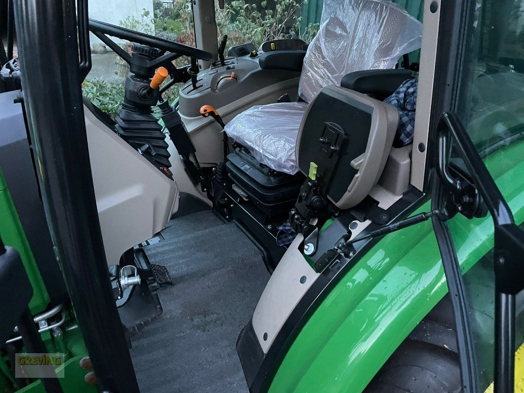 Traktor des Typs John Deere 5067E inkl. H240 Frontlader *Kundenauftrag*, Gebrauchtmaschine in Ort - Kunde (Bild 5)