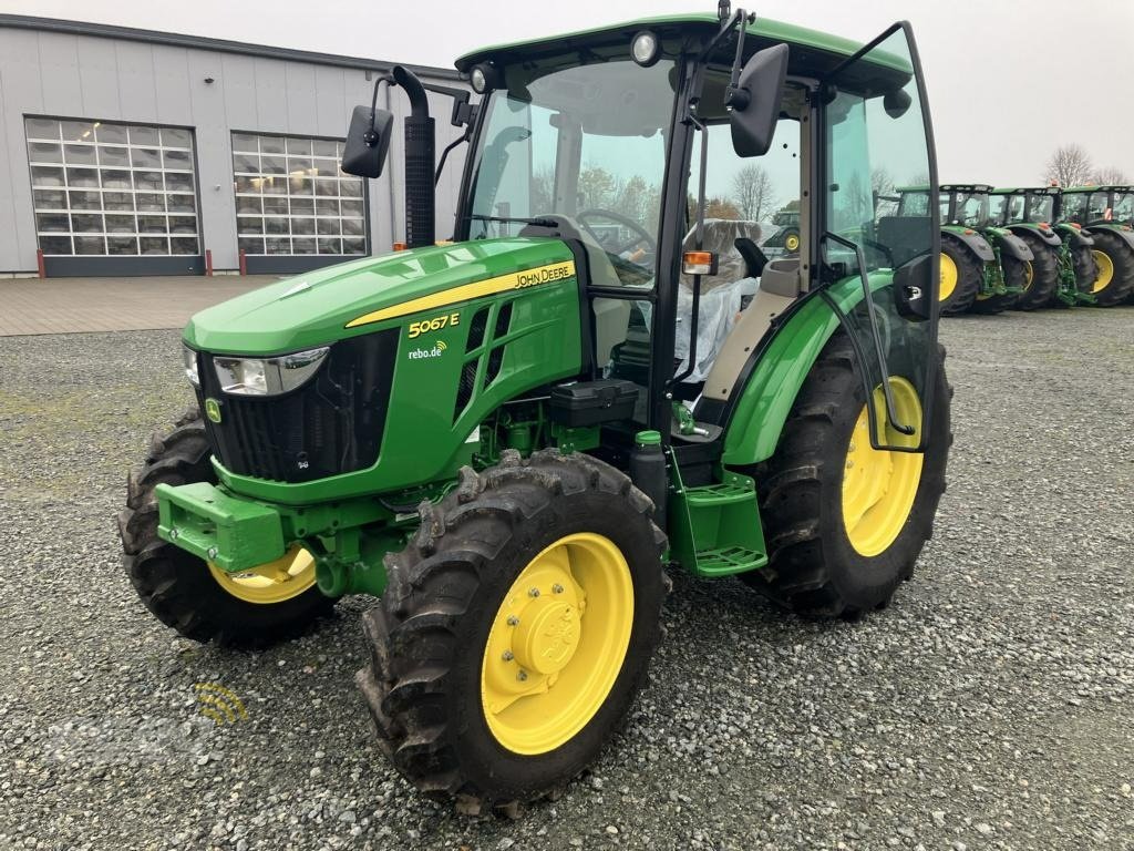 Traktor des Typs John Deere 5067E KOMPAKTTRAKTOR, Neumaschine in Dätgen (Bild 1)