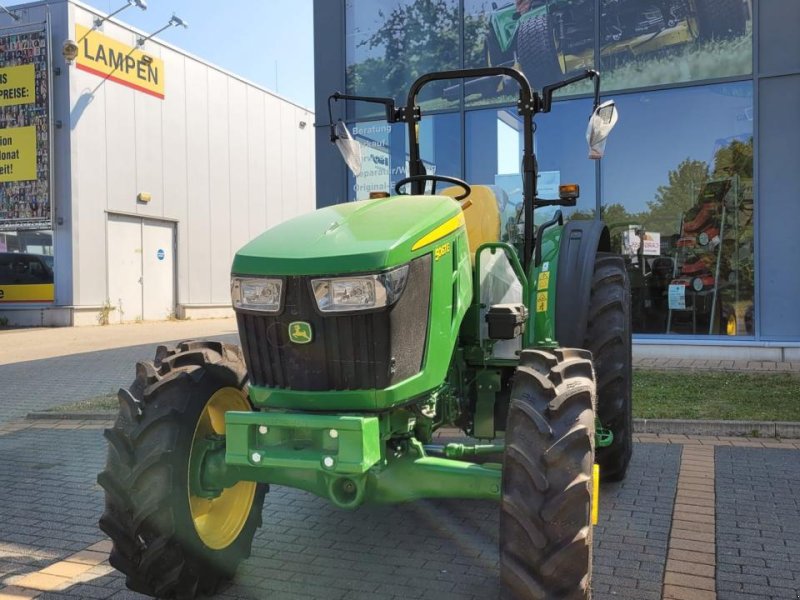 Traktor of the type John Deere 5067E OOS, Neumaschine in Worms (Picture 1)