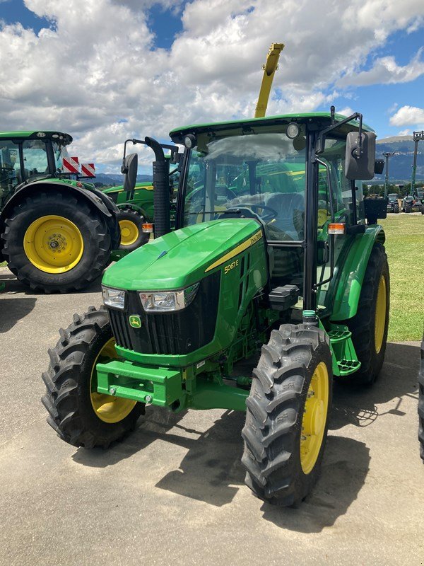 Traktor des Typs John Deere 5067E, Neumaschine in Chavornay (Bild 2)