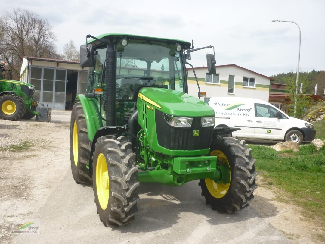 Traktor типа John Deere 5067E, Gebrauchtmaschine в Pegnitz-Bronn (Фотография 3)