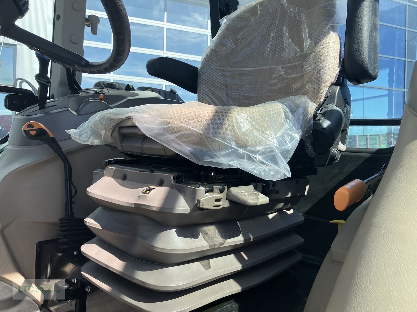 Traktor van het type John Deere 5067E, Neumaschine in Korneuburg (Foto 20)