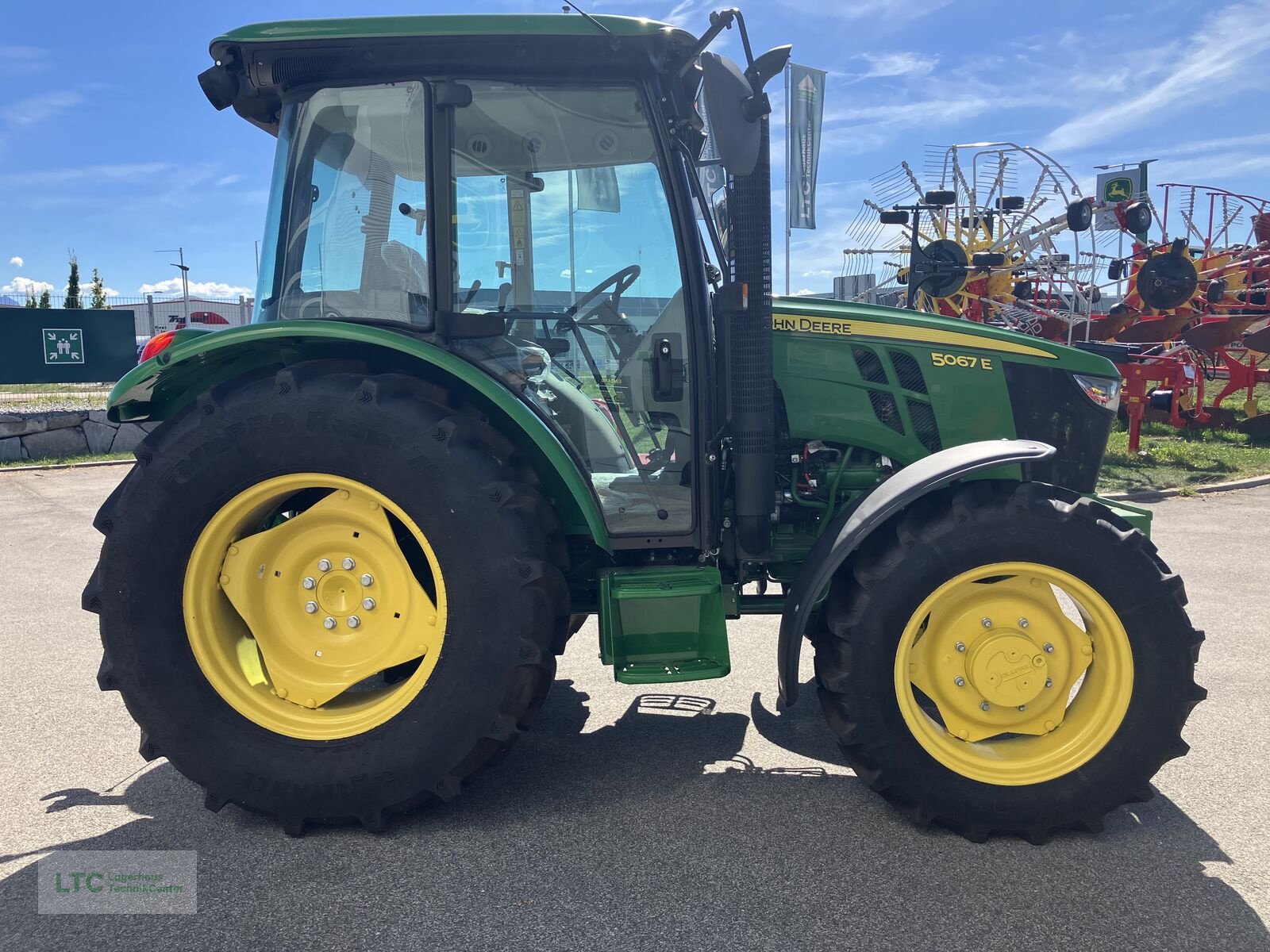 Traktor des Typs John Deere 5067E, Neumaschine in Redlham (Bild 8)