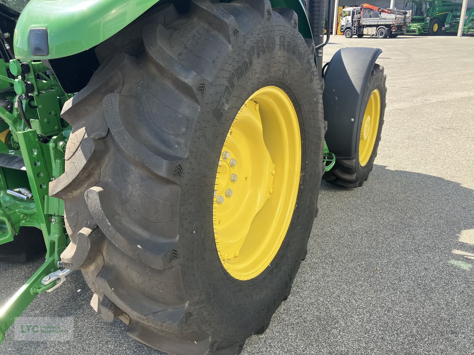 Traktor des Typs John Deere 5067E, Neumaschine in Redlham (Bild 16)