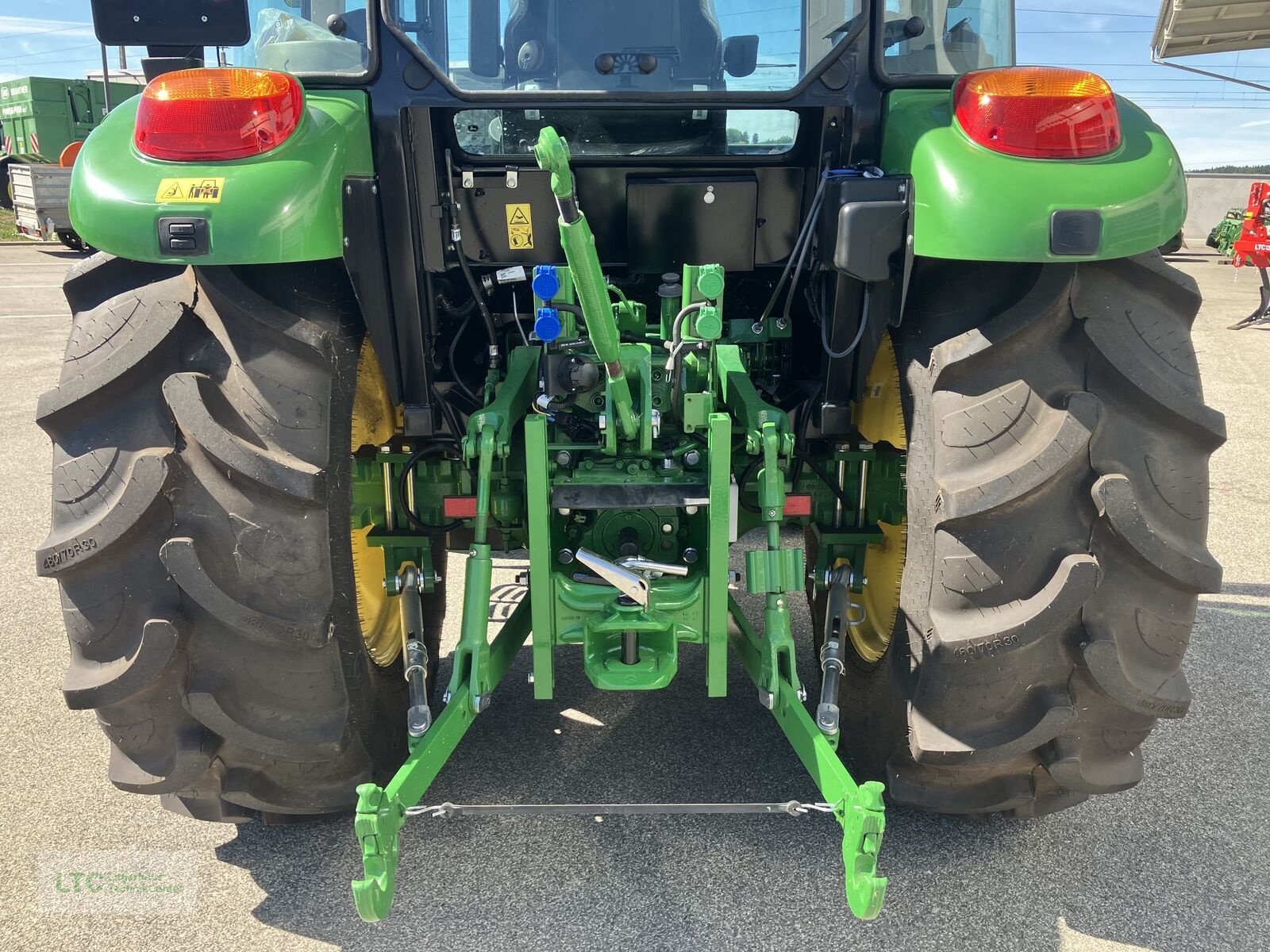 Traktor des Typs John Deere 5067E, Neumaschine in Redlham (Bild 13)