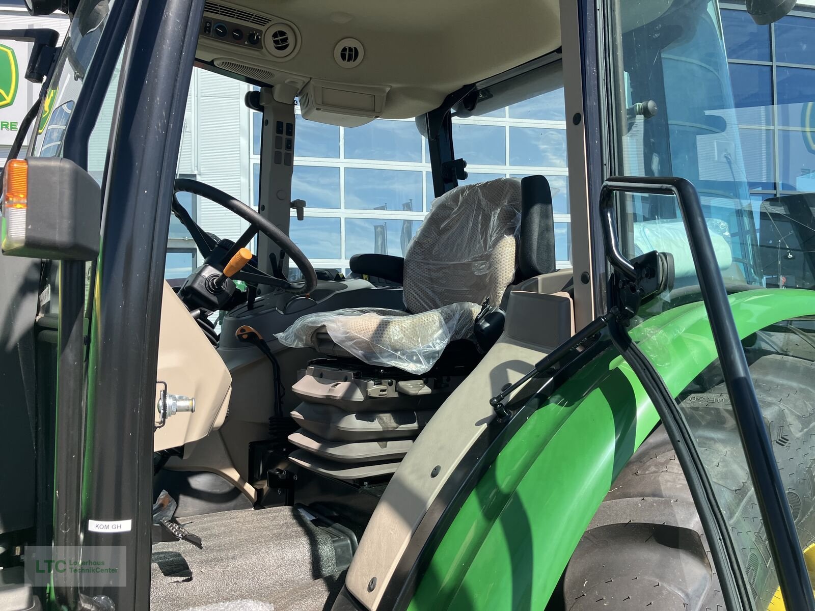 Traktor des Typs John Deere 5067E, Neumaschine in Redlham (Bild 5)