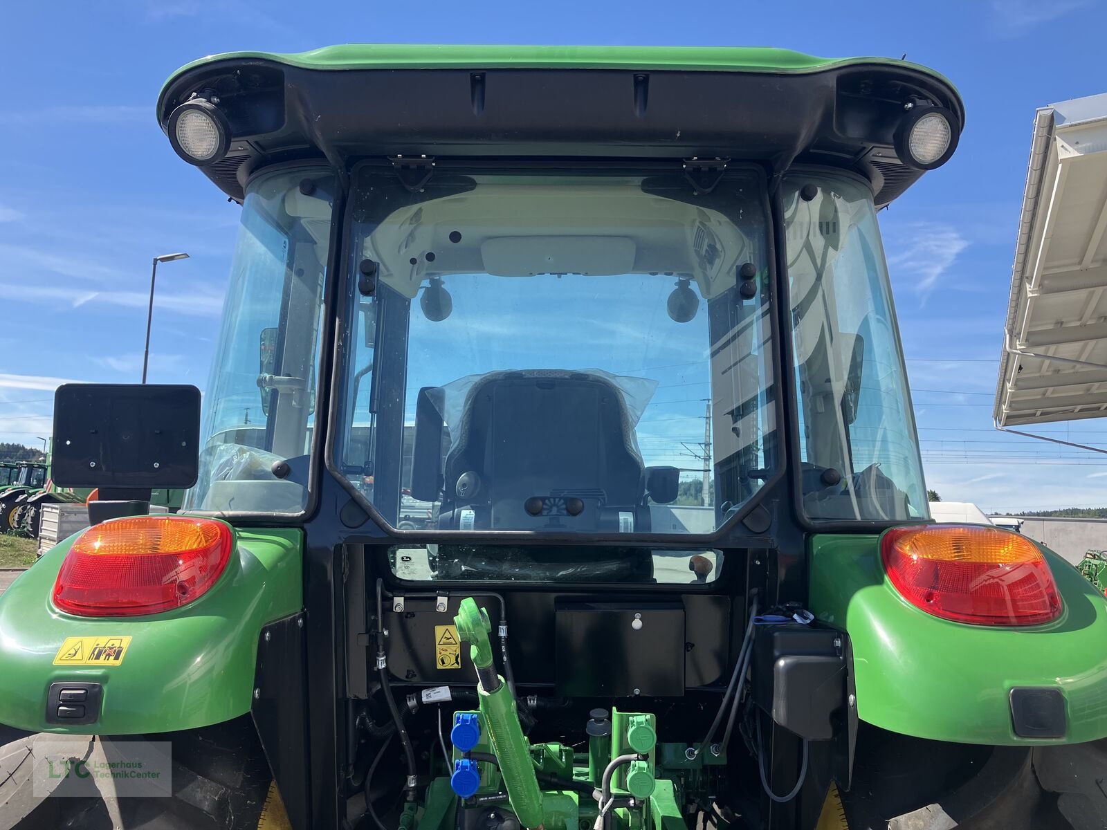 Traktor des Typs John Deere 5067E, Neumaschine in Redlham (Bild 22)