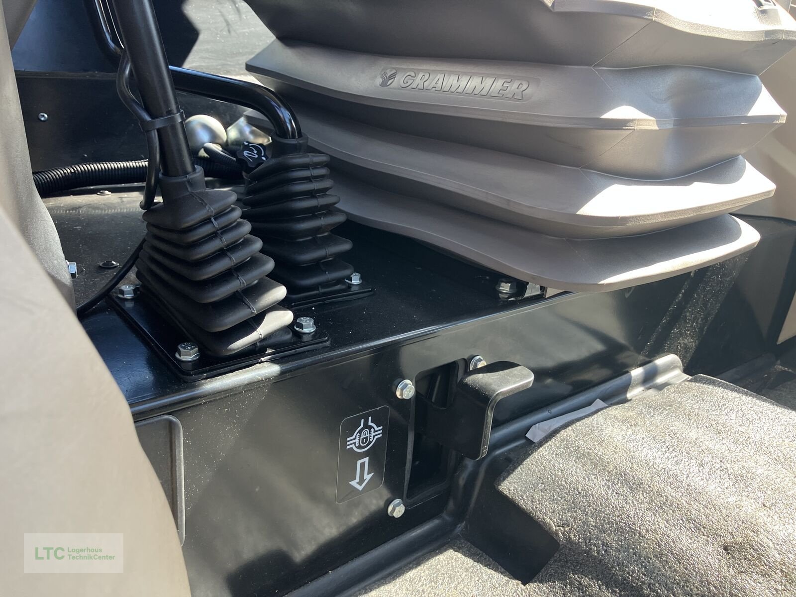 Traktor des Typs John Deere 5067E, Neumaschine in Redlham (Bild 25)