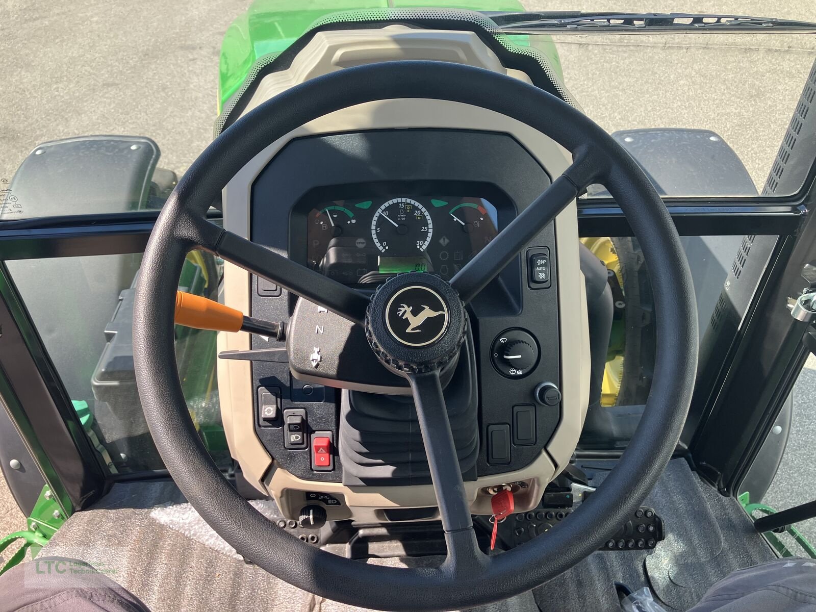 Traktor des Typs John Deere 5067E, Neumaschine in Redlham (Bild 10)