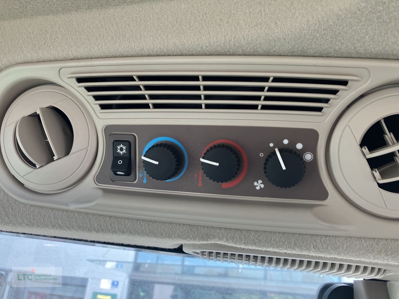 Traktor des Typs John Deere 5067E, Neumaschine in Redlham (Bild 14)