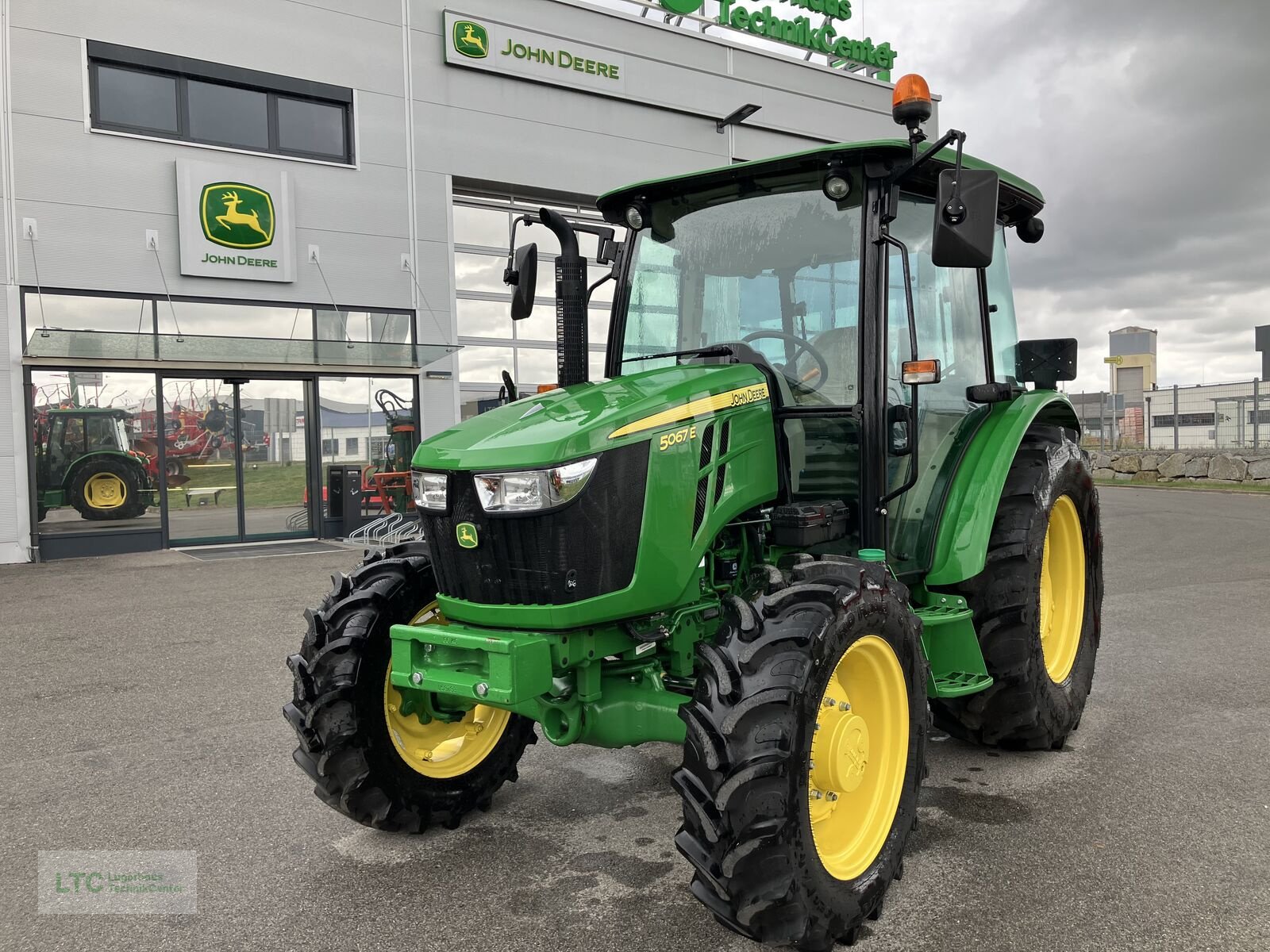Traktor typu John Deere 5067E, Neumaschine v Redlham (Obrázek 1)