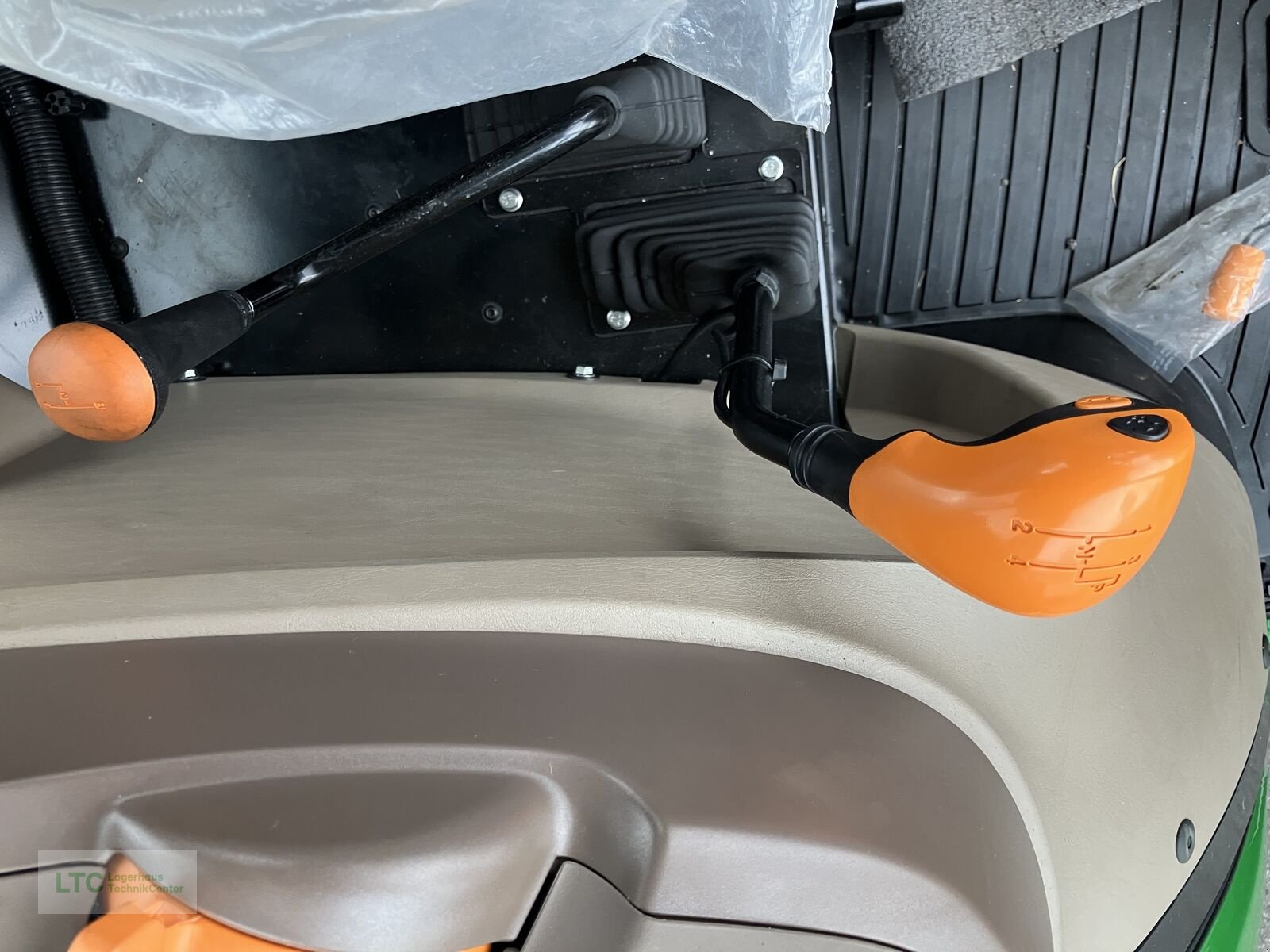 Traktor typu John Deere 5067E, Neumaschine v Redlham (Obrázek 28)