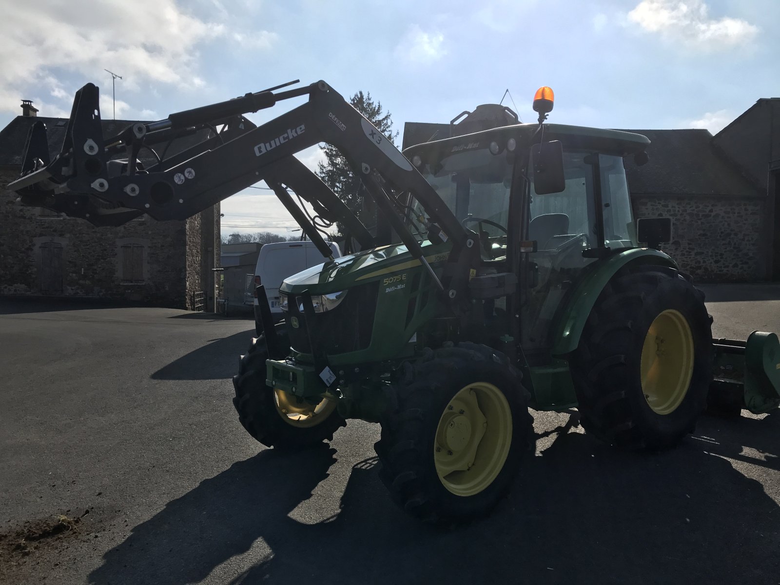 Traktor типа John Deere 5075 E 24/12, Gebrauchtmaschine в UZERCHE (Фотография 2)
