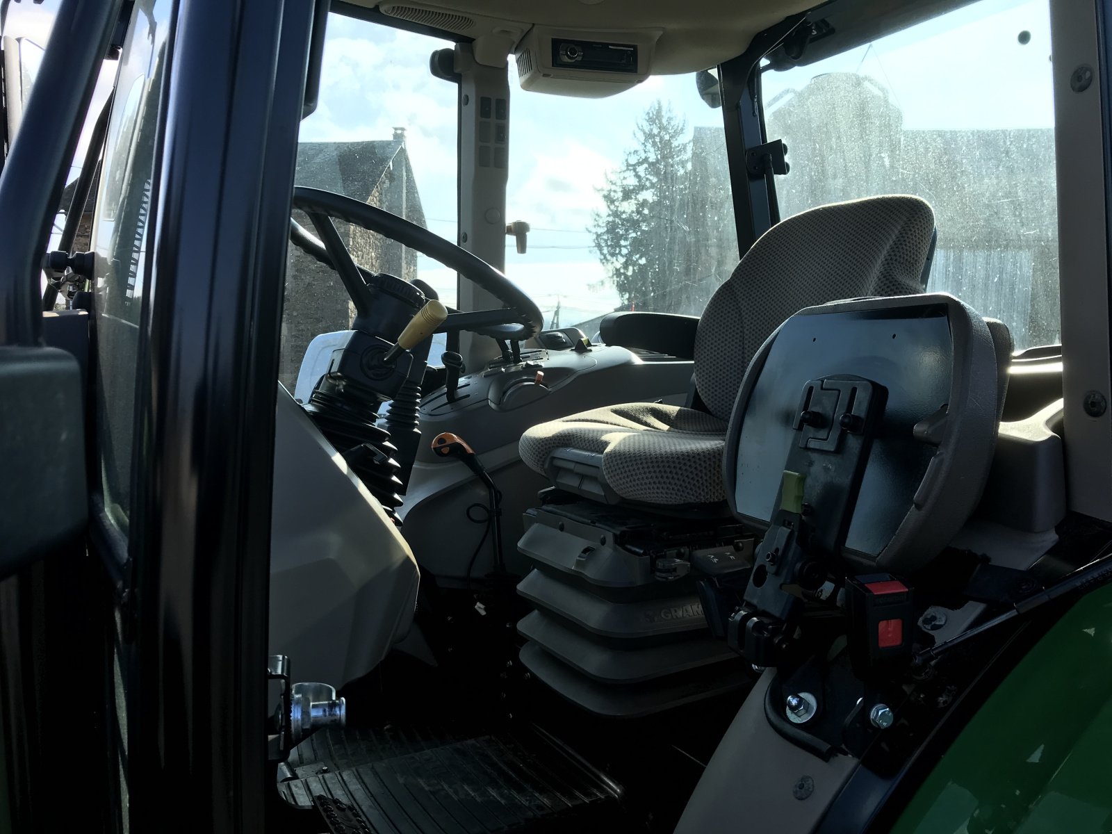 Traktor типа John Deere 5075 E 24/12, Gebrauchtmaschine в UZERCHE (Фотография 8)