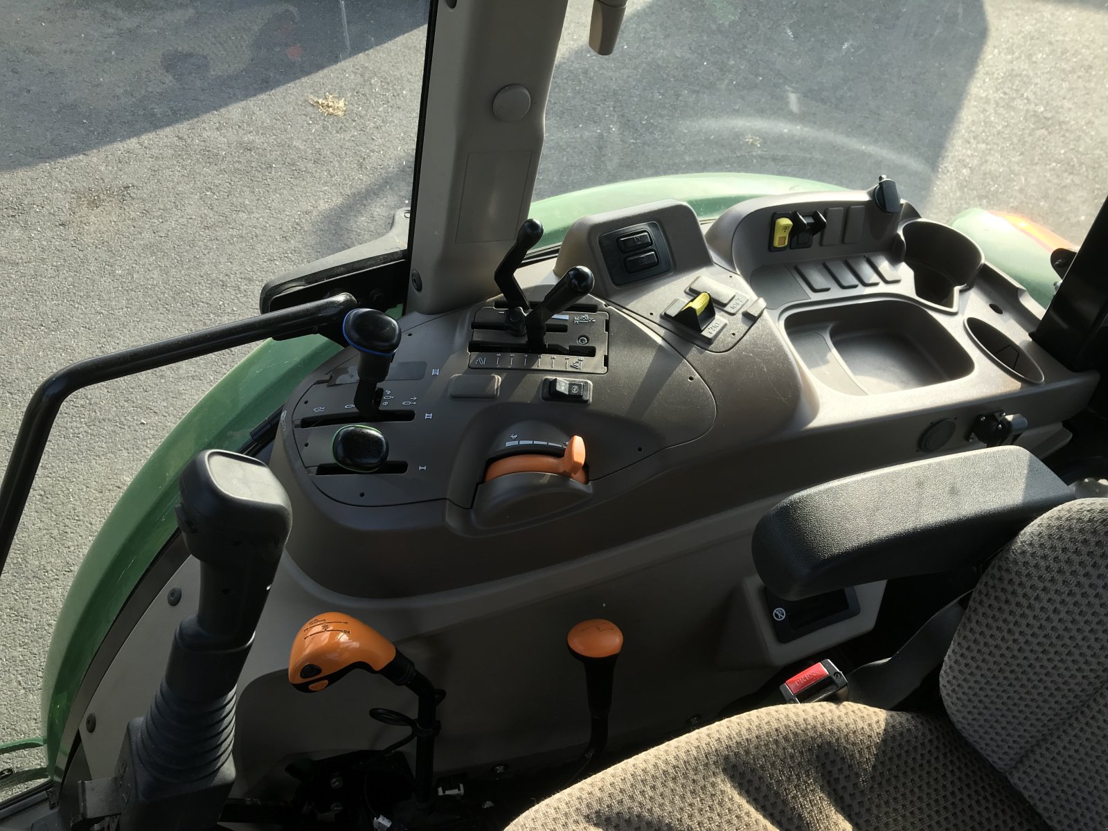 Traktor типа John Deere 5075 E 24/12, Gebrauchtmaschine в UZERCHE (Фотография 10)