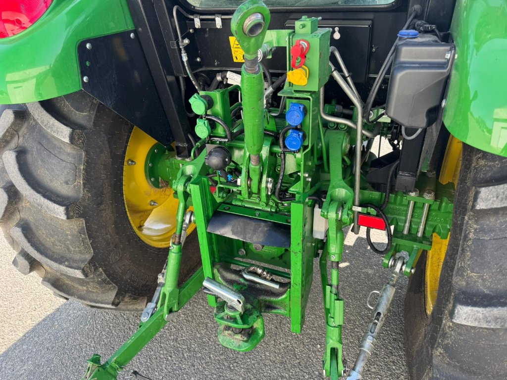 Traktor van het type John Deere 5075 E POWER REVERSER 24/12, Gebrauchtmaschine in GUERET (Foto 10)