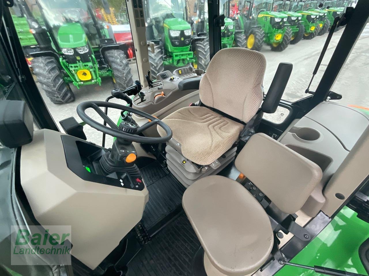 Traktor des Typs John Deere 5075 E, Gebrauchtmaschine in OBERNDORF-HOCHMOESSINGEN (Bild 4)