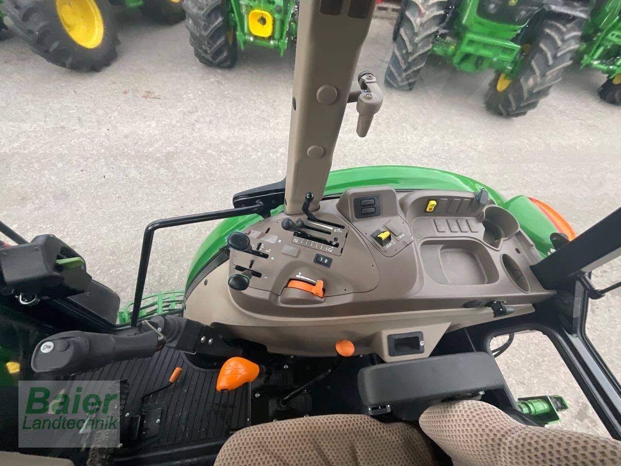 Traktor des Typs John Deere 5075 E, Gebrauchtmaschine in OBERNDORF-HOCHMOESSINGEN (Bild 5)