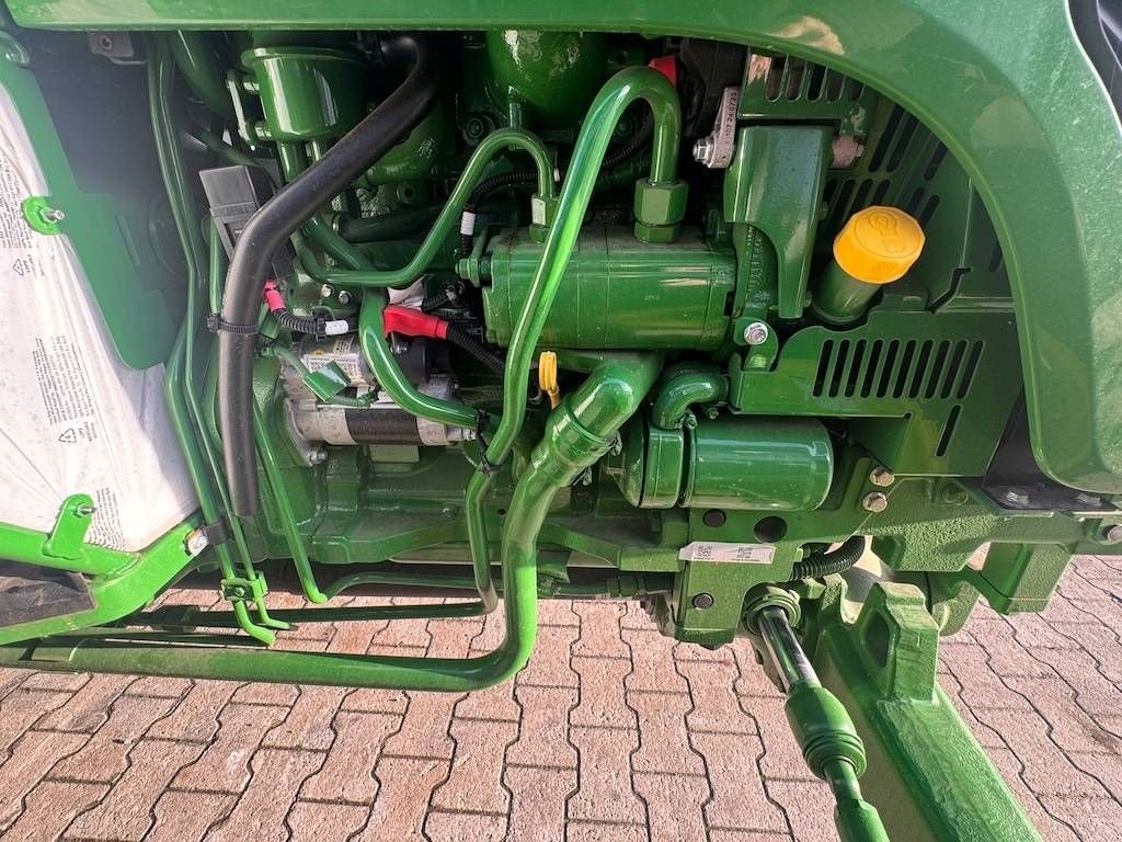 Traktor des Typs John Deere 5075 E, Neumaschine in Oud Gastel (Bild 9)