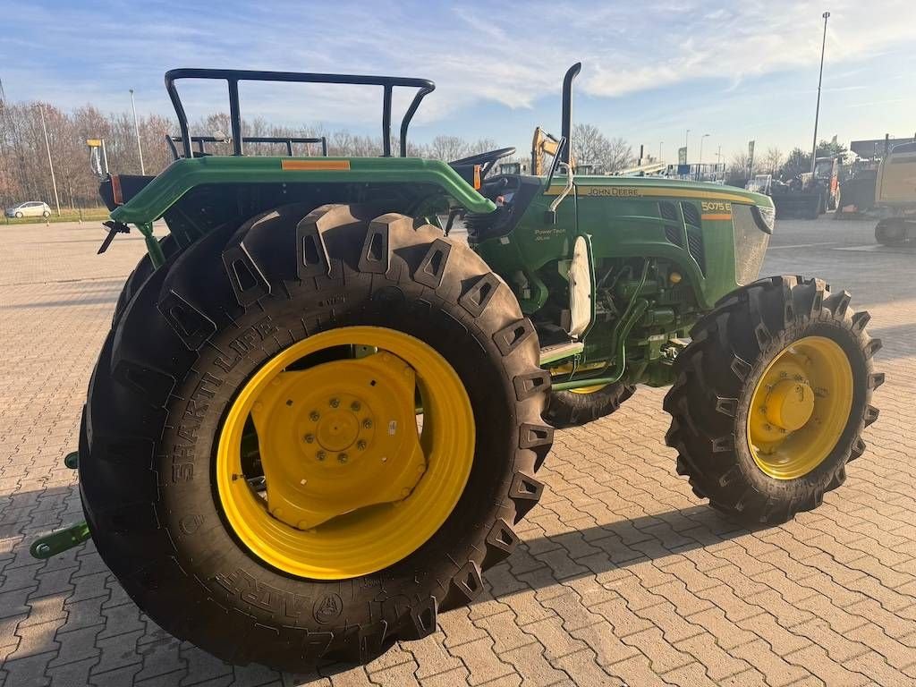 Traktor des Typs John Deere 5075 E, Neumaschine in Oud Gastel (Bild 5)