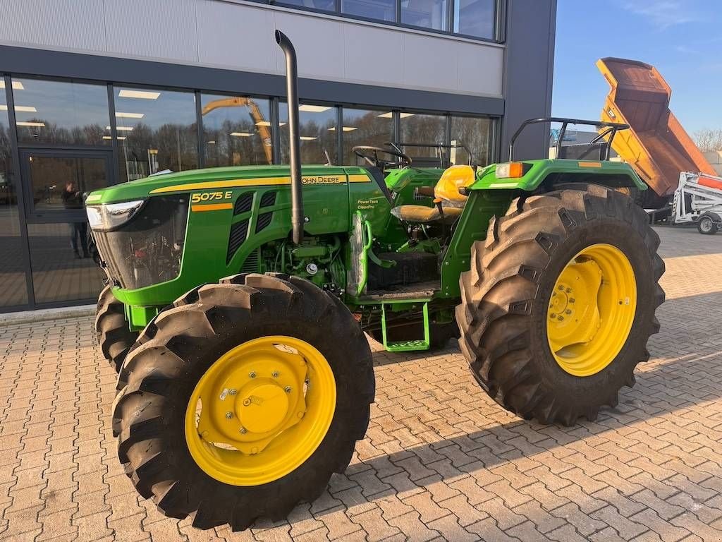Traktor от тип John Deere 5075 E, Neumaschine в Oud Gastel (Снимка 2)