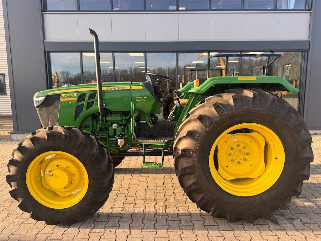 Traktor от тип John Deere 5075 E, Neumaschine в Oud Gastel (Снимка 1)