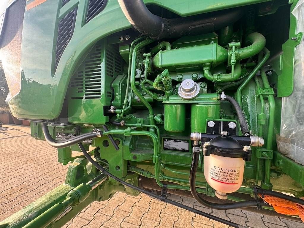Traktor от тип John Deere 5075 E, Neumaschine в Oud Gastel (Снимка 7)