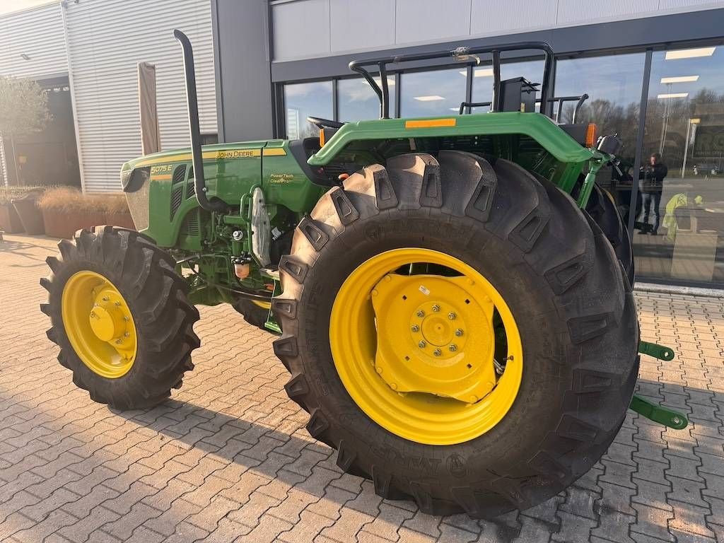 Traktor от тип John Deere 5075 E, Neumaschine в Oud Gastel (Снимка 3)
