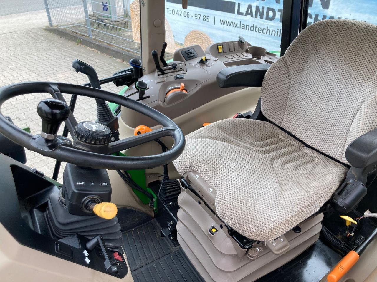 Traktor типа John Deere 5075E mit Klima, Gebrauchtmaschine в Stuhr (Фотография 6)