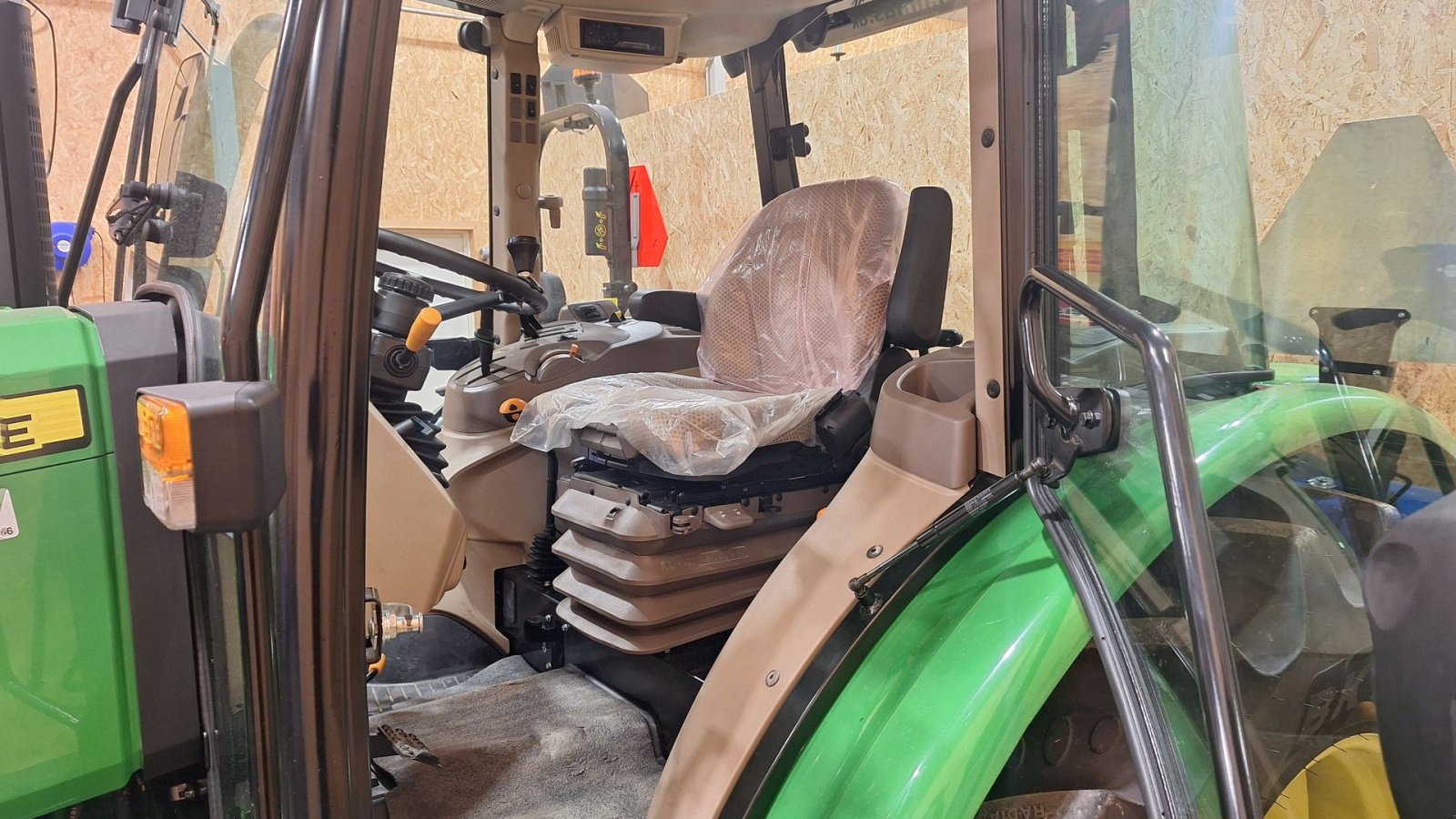 Traktor of the type John Deere 5075E, Gebrauchtmaschine in Rødekro (Picture 3)