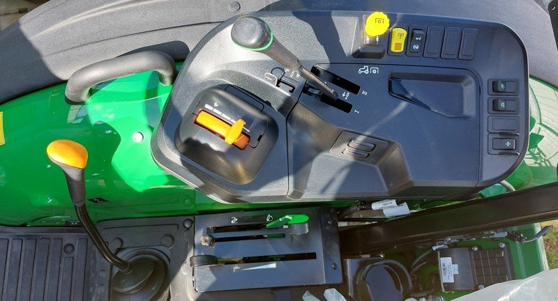 Traktor des Typs John Deere 5075E, Neumaschine in Ersingen (Bild 6)