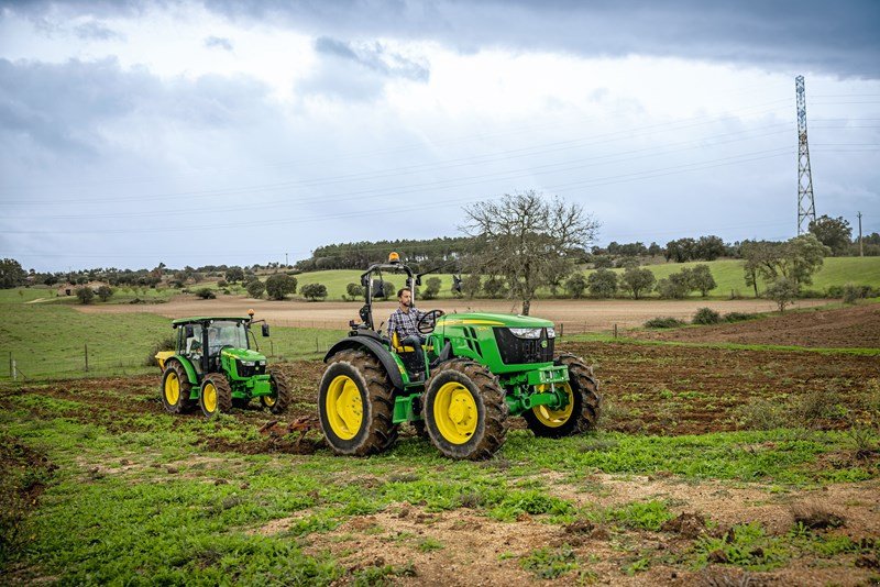 Traktor des Typs John Deere 5075E, Neumaschine in Regensdorf (Bild 2)