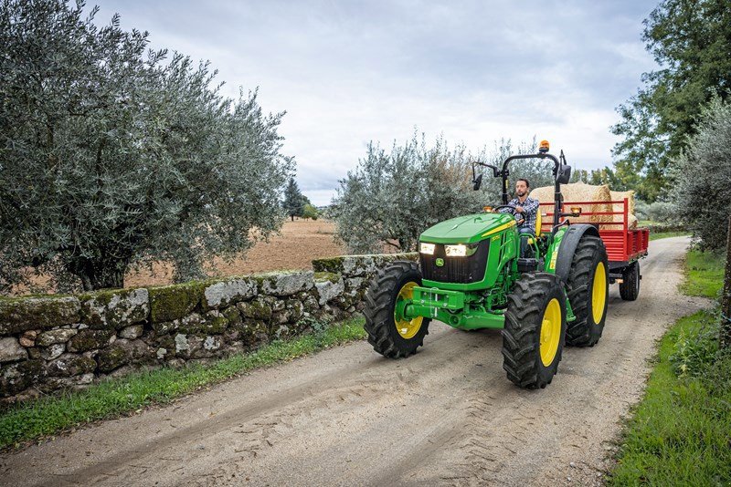 Traktor des Typs John Deere 5075E, Neumaschine in Regensdorf (Bild 3)