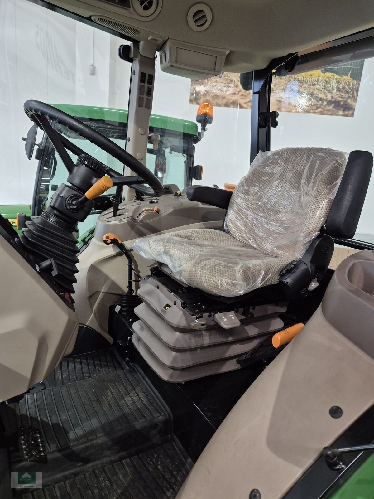 Traktor of the type John Deere 5075E, Neumaschine in Klagenfurt (Picture 8)