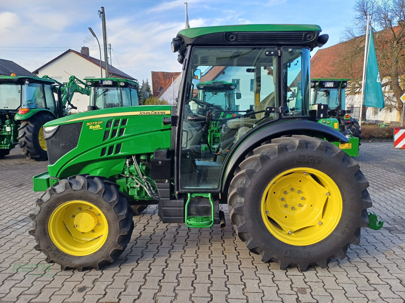 Traktor des Typs John Deere 5075GF, Gebrauchtmaschine in Wolnzach (Bild 1)