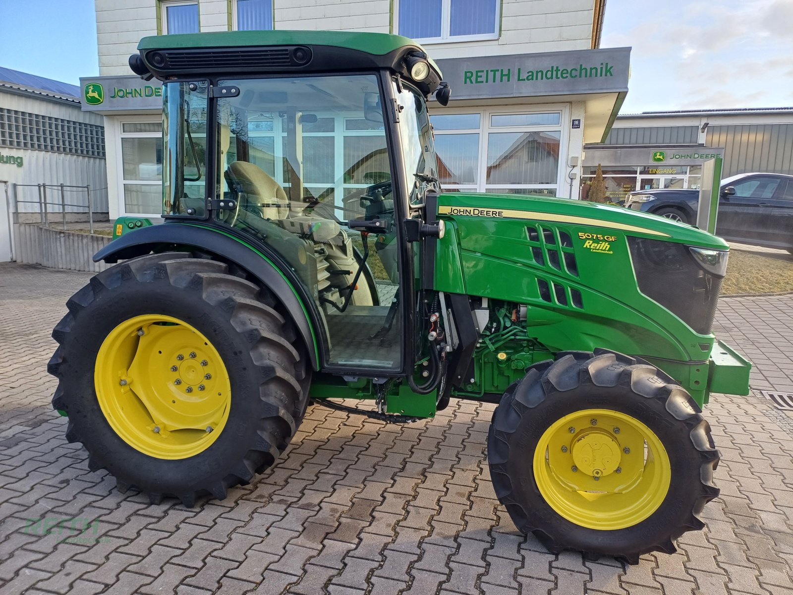 Traktor des Typs John Deere 5075GF, Gebrauchtmaschine in Wolnzach (Bild 3)