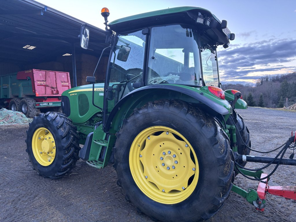 Traktor типа John Deere 5080M, Gebrauchtmaschine в PIERRE BUFFIERE (Фотография 3)