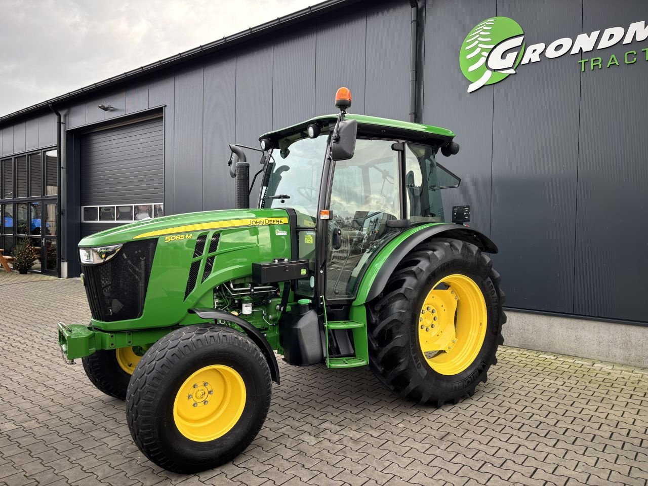 Traktor van het type John Deere 5085M, Gebrauchtmaschine in Daarle (Foto 2)