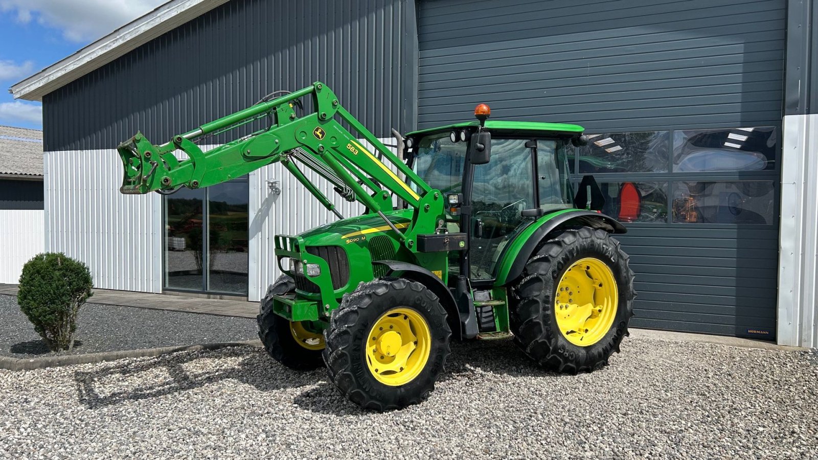 Traktor of the type John Deere 5090 M med John Deere 583 Frontlæsser, Gebrauchtmaschine in Thorsø (Picture 1)