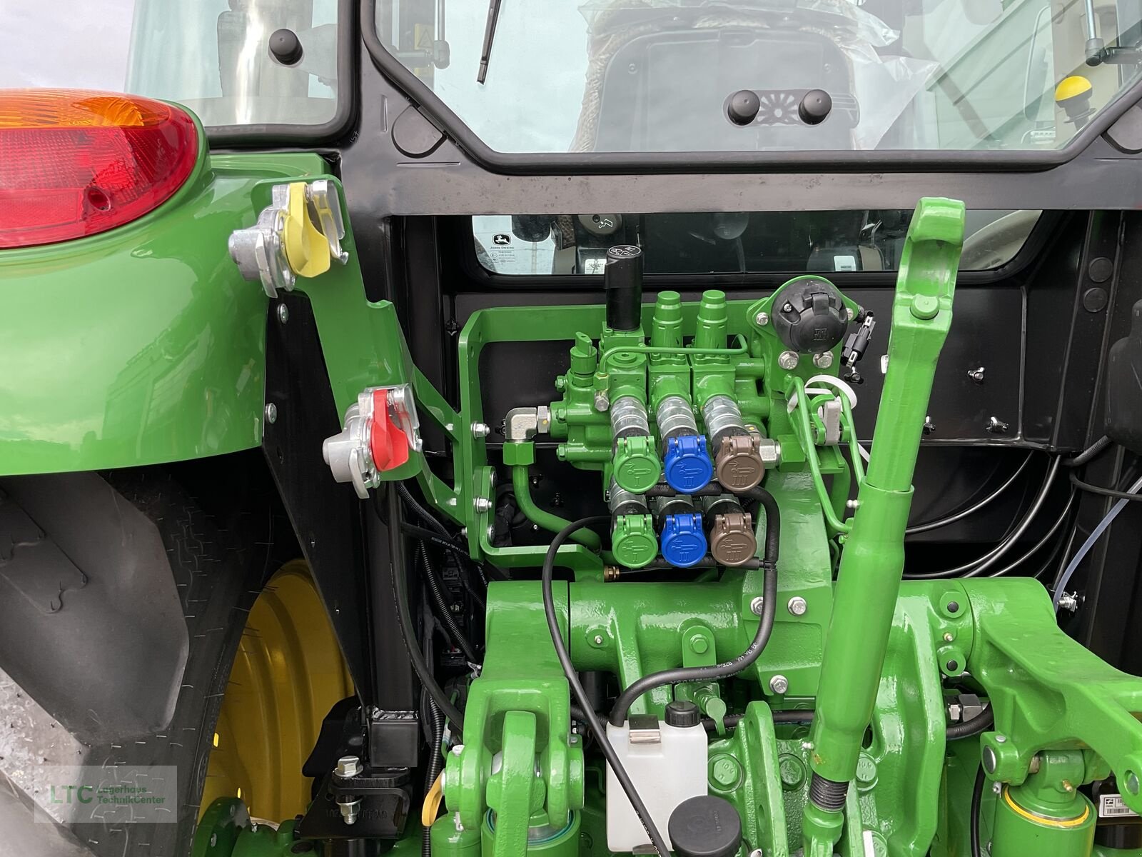 Traktor des Typs John Deere 5095M, Neumaschine in Redlham (Bild 30)