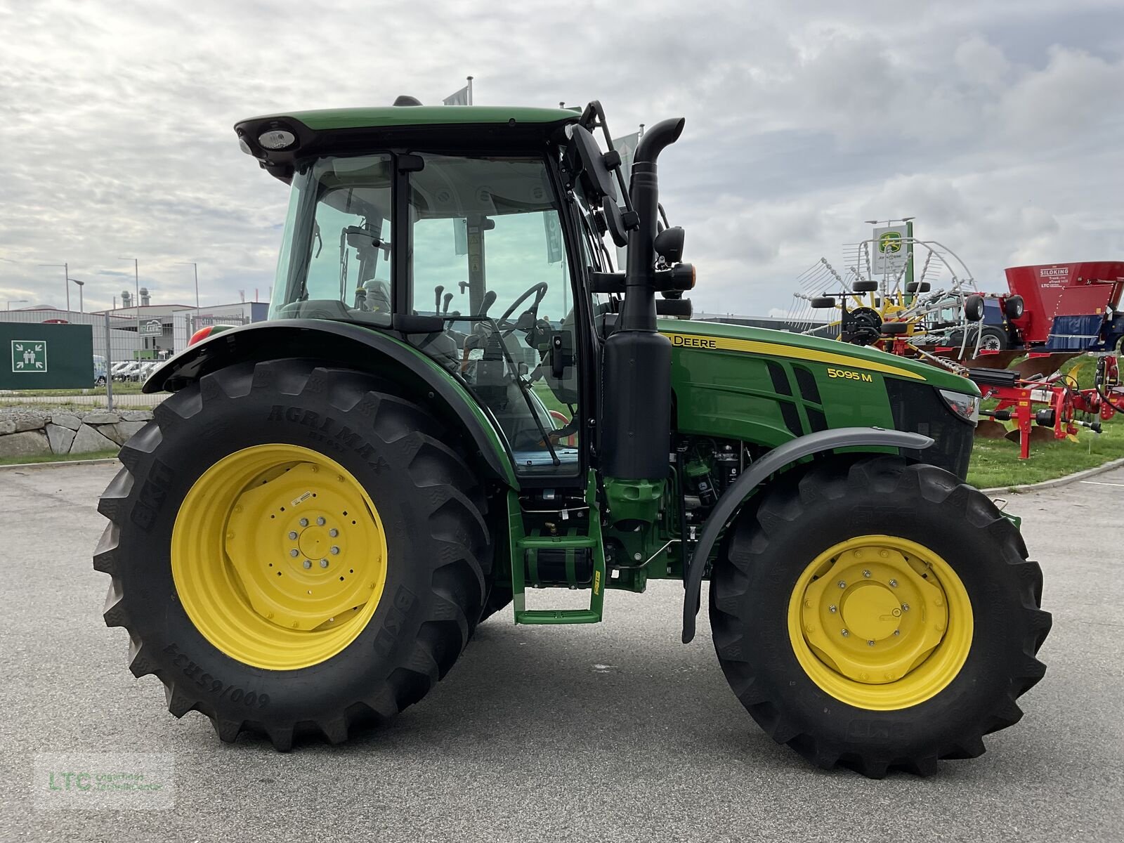 Traktor des Typs John Deere 5095M, Neumaschine in Redlham (Bild 8)
