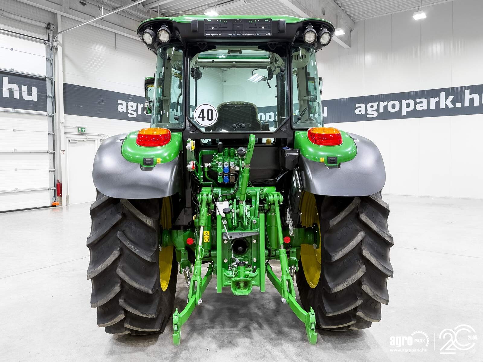 Traktor des Typs John Deere 5100M 32/16 Hi-Lo 40 km/h, EHC, 3 pair of SCVs, air con, air brakes, Gebrauchtmaschine in Csengele (Bild 5)
