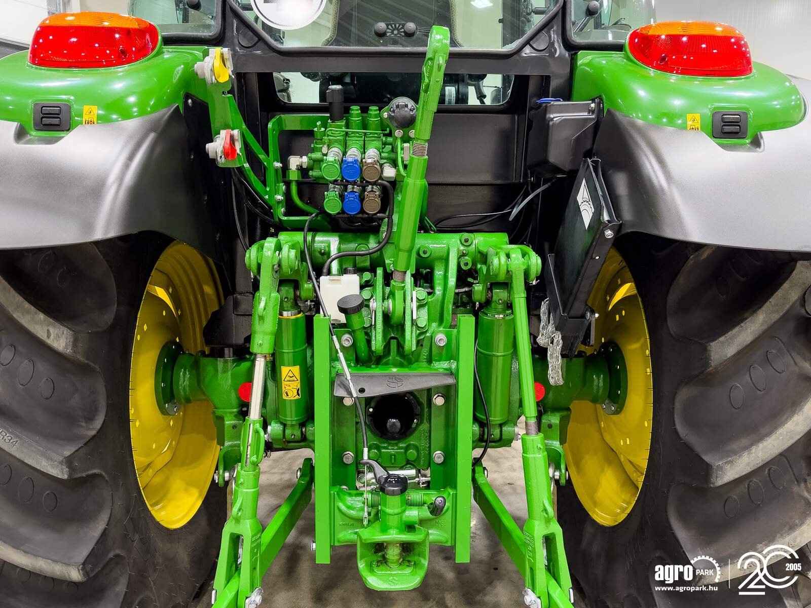 Traktor des Typs John Deere 5100M 32/16 Hi-Lo 40 km/h, EHC, 3 pair of SCVs, air con, air brakes, Gebrauchtmaschine in Csengele (Bild 7)