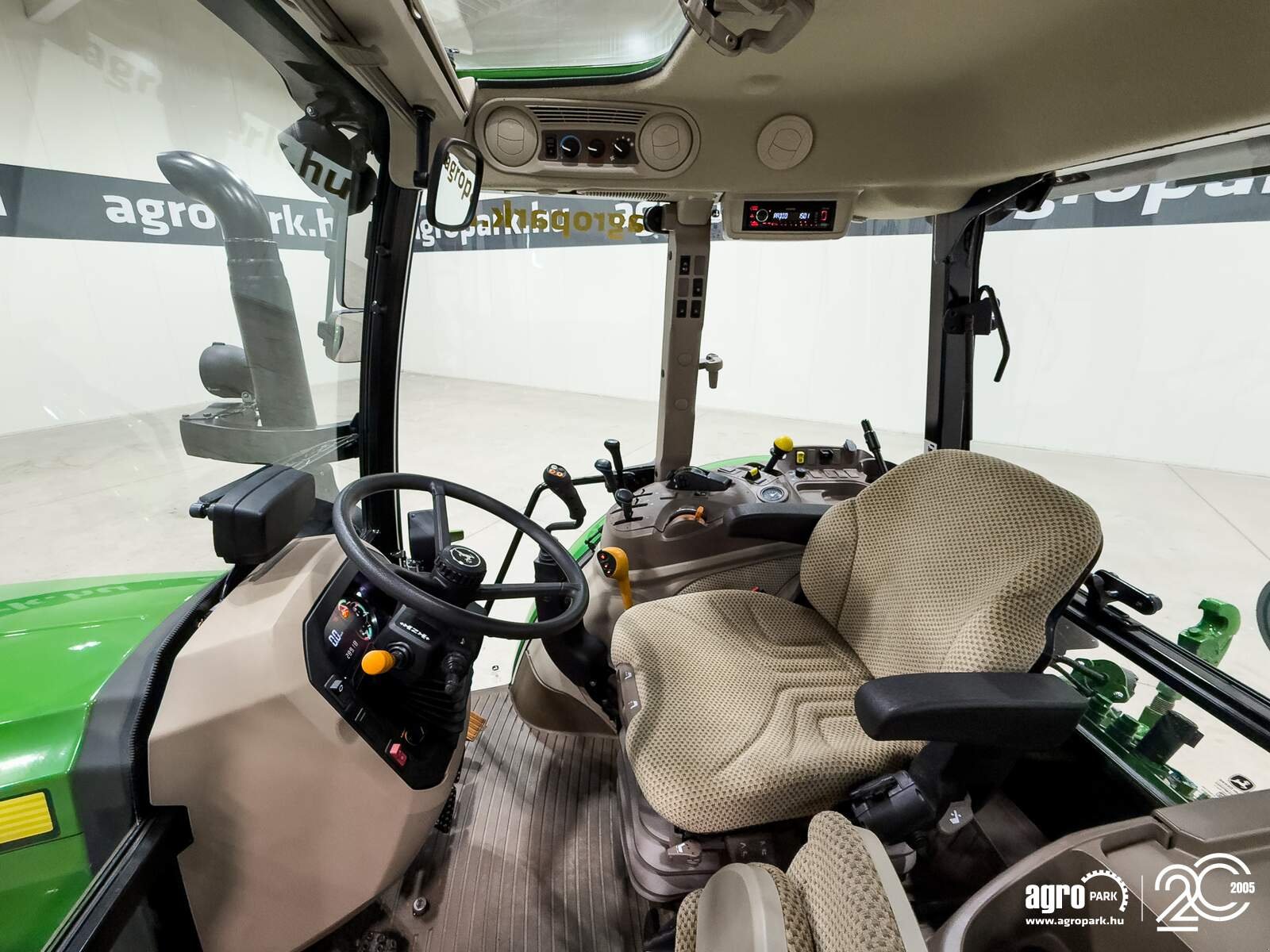 Traktor des Typs John Deere 5100M 32/16 Hi-Lo 40 km/h, EHC, 3 pair of SCVs, air con, air brakes, Gebrauchtmaschine in Csengele (Bild 8)