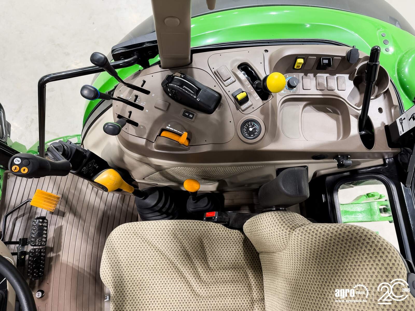 Traktor des Typs John Deere 5100M 32/16 Hi-Lo 40 km/h, EHC, 3 pair of SCVs, air con, air brakes, Gebrauchtmaschine in Csengele (Bild 9)