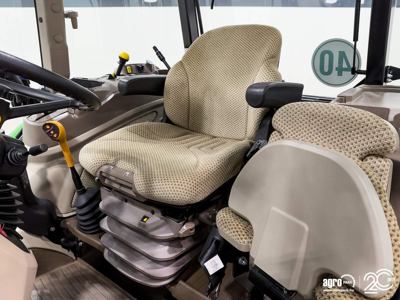 Traktor des Typs John Deere 5100M 32/16 Hi-Lo 40 km/h, EHC, 3 pair of SCVs, air con, air brakes, Gebrauchtmaschine in Csengele (Bild 11)