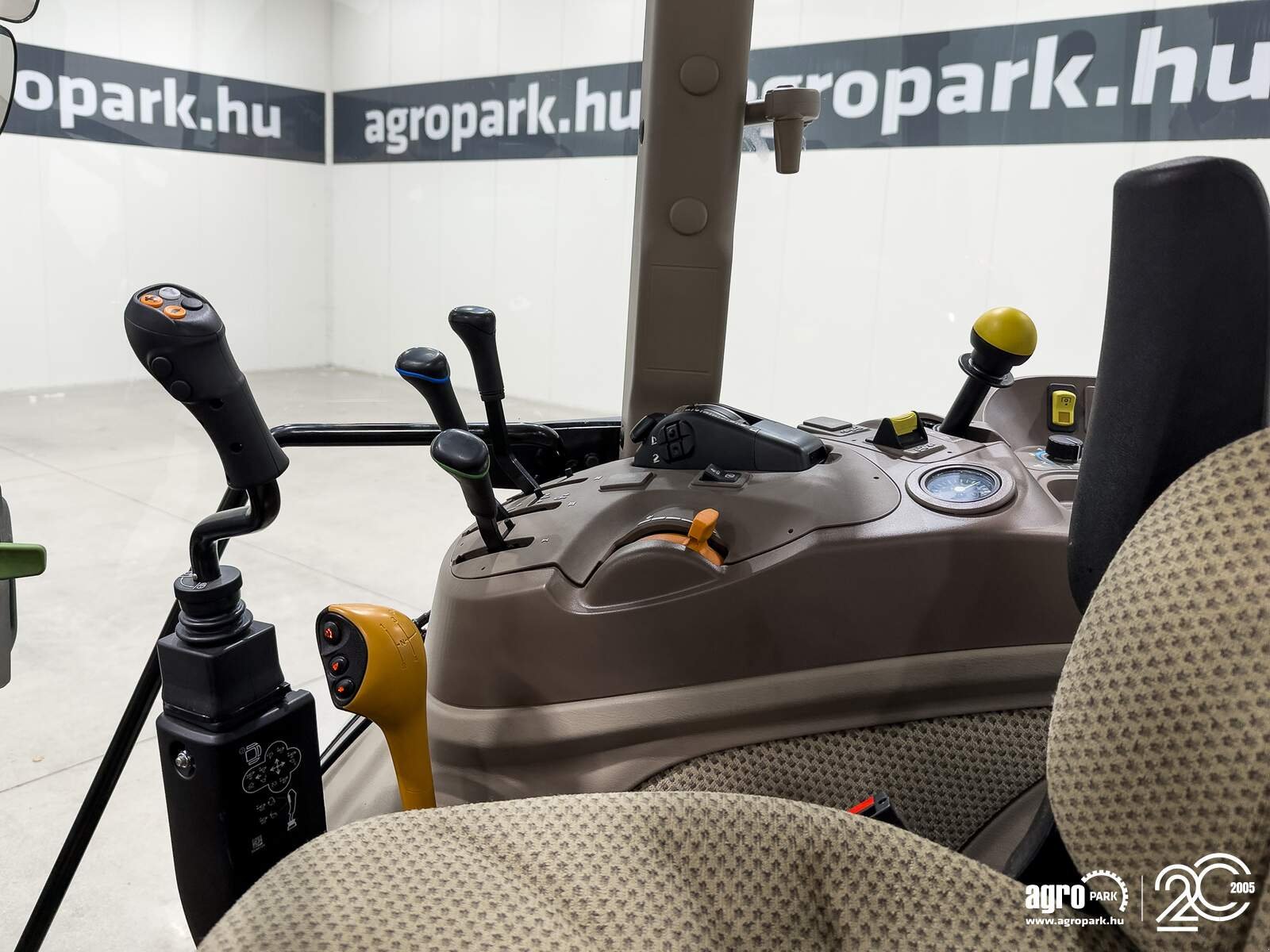 Traktor des Typs John Deere 5100M 32/16 Hi-Lo 40 km/h, EHC, 3 pair of SCVs, air con, air brakes, Gebrauchtmaschine in Csengele (Bild 12)